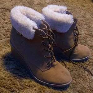 im selling a pair of Ankle boots there size 7 and from Amazon